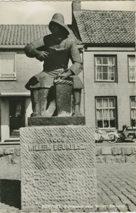 BIE-P-35 Biervliet, Standbeeld voor Willem Beukelsz.. Het standbeeld voor Willem Beukelsz. op de Markt te Biervliet