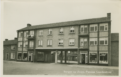 BOZ-P-9 Bergen op Zoom, Passage Lourdesstraat. Woon- en winkelcomplex aan het Emmaplein te Bergen op Zoom