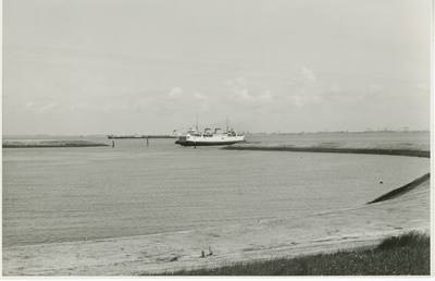 BRE-31 Breskens, Riant uitzicht. De veerboot Breskens - Vlissingen ter hoogte van de strekdammen van de Veerhaven van ...