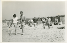 BRE-65 Breskens, Strand. Strandgangers op het strand bij Breskens