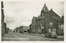BRE-P-16 Breskens, Dorpstraat met Gemeentehuis. De Dorpsstraat met Gemeentehuis met rechts een auto met het kenteken ...