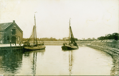 BRO-25 Brouwershaven, Haven. Twee visserschepen (waaronder de OD5) in het Havenkanaal te Brouwershaven met links het ...