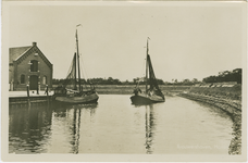 BRO-P-31 Brouwershaven, Haven. Twee visserschepen (waaronder de OD5) in het Havenkanaal te Brouwershaven met links het ...
