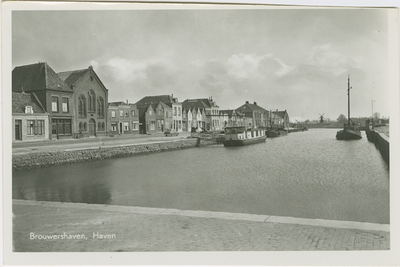 BRO-P-33 Brouwershaven, Haven. De haven te Brouwershaven met links de Gereformeerde kerk