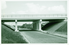 BRU-88 Bruinisse, Viaduct. De Noorddijk met viaduct De Meestove te Bruinisse
