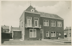 BRU-P-15 Bruinisse, Gemeentehuis met Politiebureau. Het gemeentehuis met politiebureau aan de Poststraat te Bruinisse