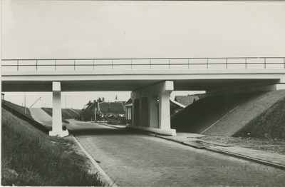 BRU-P-90 Bruinisse, Viaduct. De Noorddijk met viaduct De Meestove te Bruinisse
