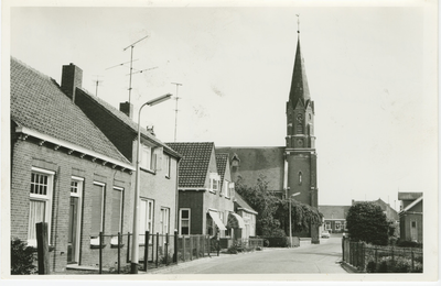 BZL-5 Biezelinge, Noordstraat met Ned. Herv. Kerk. De Noordstraat met de Nederlandse Hervormde kerk te Biezelinge