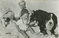 CAD-297 Cadzand, Spelende in het zand. Spelende kinderen met een hond op het strand van Cadzand