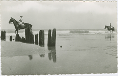 CAD-302 Twee ruiters te paard op het strand te Cadzand