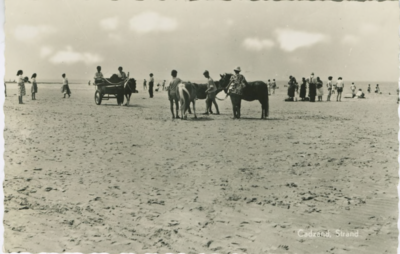 CAD-P-93 Cadzand, Strand. Strandgangers met paarden op het strand te Cadzand