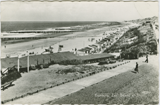 DBG-P-112 Domburg, Zee- Strand en Duin. Gezicht op duinen, strand en zee in noordelijke richting, vanaf de Boulevard ...