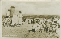 DBG-P-120 Domburg, Strandgezicht. Badgasten op het strand te Domburg ter hoogte van de watertoren