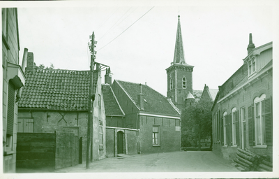 DRE-37 Ingang Zuidstraat Dreischor. Gezicht op de toren van de Nederlandse Hervormde kerk vanuit de Zuidstraat te Dreischor