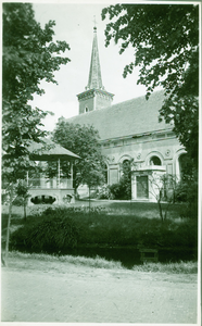 DRE-4 Dreischor, Kerk met muziektent. De Nederlandse Hervormde kerk en de muziektent aan de Ring te Dreischor