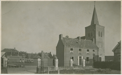 ELW-5 Kerktoren en Pastorie. Ellewoutsdijk. De toren van de Nederlandse Hervormde kerk en de pastorie aan de Van ...