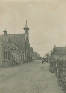 GEE-13 Dorpszicht, Geersdijk. De Oostkruisstraat met de voormalige Gereformeerde kerk te Geersdijk