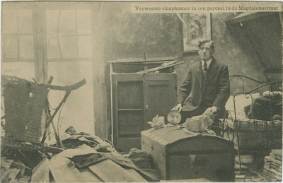 GOE-P-26 Verwoeste slaapkamer in een perceel in de Magdalenastraat. Ramp te Goes in den avond van 22 December 1917. Uit ...