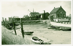 GRA-17 Graauw, De Paal. De drooggevallen haven te Paal, gemeente Graauw, met op wal visserschip YE156 ter reparatie