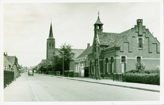 GRA-6 Graauw, Dorpsstraat. Dorpsstraat te Graauw met het gemeentehuis en de Rooms-katholieke kerk