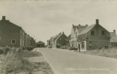 GRA-P-16 Zandberg - Graauw, Zandbergsestraat. De Zandbergsestraat te Zandberg, gemeente Graauw