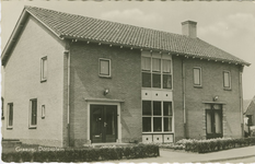 GRA-P-5 Graauw, Dorpsplein. Het Dorpsplein (Huis Dorpsplein 1-3) te Graauw