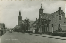 GRA-P-6 Graauw, Dorpsstraat. De Dorpsstraat te Graauw met het gemeentehuis en de Rooms-katholieke kerk