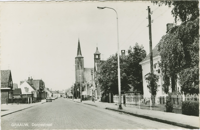 GRA-P-9 Graauw, Dorpsstraat. De Dorpsstraat te Graauw met het gemeentehuis en de Rooms-katholieke kerk