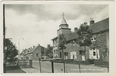 GRP-P-28 's Gravenpolder, Raadhuisstraat. De Raadhuisstraat met het gemeentehuis te 's-Gravenpolder