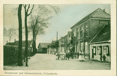 GRY-13 Grijpskerke, Dorpstraat met Gemeentehuis. De Dorpstraat (thans Kerkring) met het Gemeentehuis te Grijpskerke