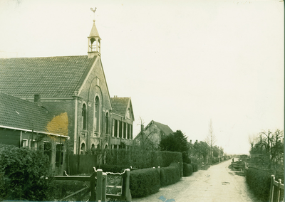 GRY-8 Grijpskerke, Booneswegje met Ger. Kerk. De voormalige Gereformeerde kerk aan het Booneswegje (thans Jacob ...