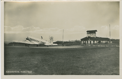 HAA-P-17 Haamstede, Vliegveld. Het vliegveld aan de Torenweg te Haamstede met het vliegtuig Dakota KLM PH-AKT