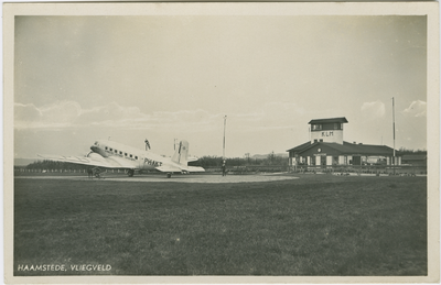 HAA-P-18 Haamstede, Vliegveld. Het vliegveld aan de Torenweg te Haamstede met het vliegtuig Dakota KLM PH-AKT