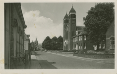 HAL-15 Halsteren, Dorpsstraat. De Dorpsstraat met de Rooms-katholiek Quirinuskerk te Halsteren