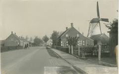 HAL-16 Halsteren, St. Anthoniusmolen, Halsterseweg. De Halsterseweg met de Sint Anthoniusmolen te Halsteren