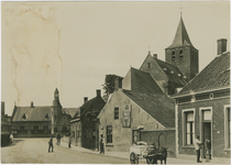 HAL-21 Dorpzicht op oude Kerk en Raadhuis Halsteren.. De Dorpsstraat met de Nederlandse Hervormde kerk en het Raadhuis ...