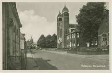 HAL-P-25 Halsteren, Dorpsstraat. De Dorpsstraat met de Rooms-katholiek Quirinuskerk te Halsteren