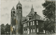 HAL-P-3 Halsteren, Kerk met Pastorie. De Rooms-katholieke kerk met Pastorie aan de Dorpsstraat te Halsteren