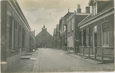 HAN-37 De Nieuwe Kerkstraat (thans Merwedestraat) met de Nederlandse Hervormde kerk te Hansweert