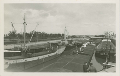 HAN-60 Hansweert, Grote Sluis. Binnenvaartschepen in de Grote Sluis te Hansweert