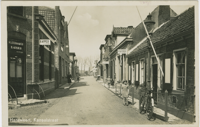 HAN-P-37 Hansweert, Kanaalstraat. De Kanaalstraat te Hansweert met links op de hoek de winkel van ...