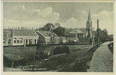 HAN-P-4 Hansweert, R.K. Kerk met pastorie. De Kerklaan met de Rooms-katholieke kerk en pastorie te Hansweert