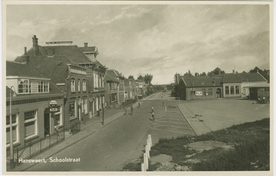 HAN-P-58 Hansweert, Schoolstraat. De Schoolstraat te Hansweert met links het café van C. den Boer en vervolgens de ...