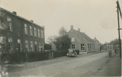 HEE-11 Heerle, Dorpstraat II. Dorpstraat II (nu Herelsestraat) te Heerle met het pand van zadelmaker C. Verraes en een ...