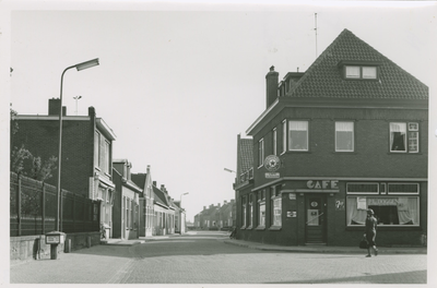 HEE-23 Heerle, Heerlesestraat. De Herelsestraat/hoek Torenbaan met het café van P.L. Doggen te Heerle