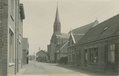 HEE-9 Heerle, Stationstraat. De Stationstraat (nu Herelsestraat) met rechts de winkel van slagerij Vos te Heerle