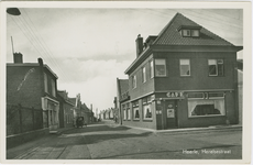 HEE-P-22 Heerle, Herelsestraat. De Herelsestraat/hoek Torenbaan met het café van P.L. Doggen te Heerle