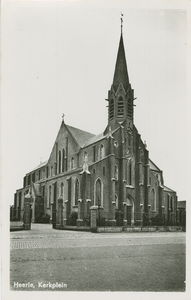 HEE-P-3 Heerle, Kerkplein. De Rooms-katholieke kerk Gertrudis van Nijvel aan de Herelsestraat te Heerle