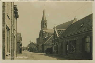HEE-P-33 Heerle, Stationstraat. De Stationstraat (nu Herelsestraat) met rechts de winkel van slagerij Vos te Heerle