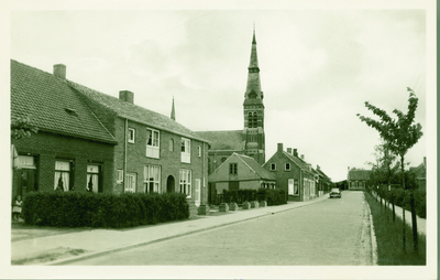HEN-8 Hengstdijk, Kerkstraat. De Hengstdijkse Kerkstraat met de Rooms-katholieke Catharinakerk te Hengstdijk